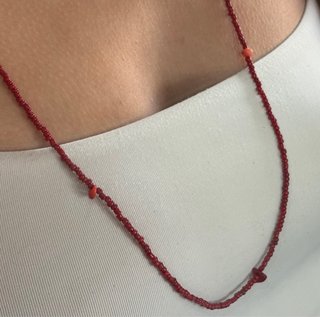 Collar de cuentas y abalorios rojos