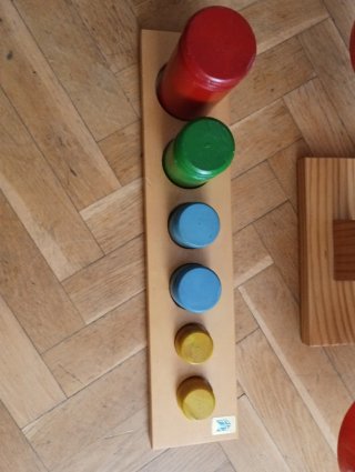 Balanza de madera más pesas infantiles