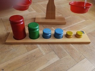 Balanza de madera más pesas infantiles