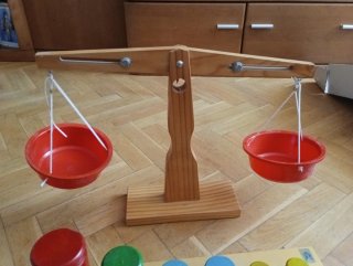 Balanza de madera más pesas infantiles