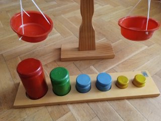 Balanza de madera más pesas infantiles