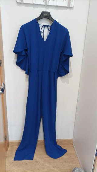 Mono azul y chaqueta bordada