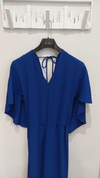 Mono azul y chaqueta bordada