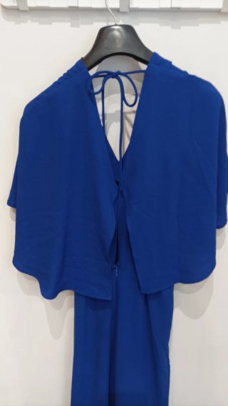 Mono azul y chaqueta bordada