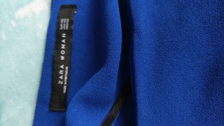 Mono azul y chaqueta bordada