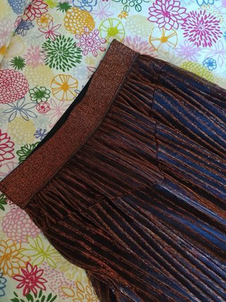 Falda larga plisada,color bronce brillante.Talla S