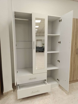 Armario blanco de 3 puertas y dos cajones es nuevo