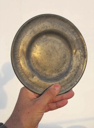 Antiguo plato de peltre