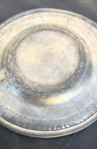 Antiguo plato de peltre