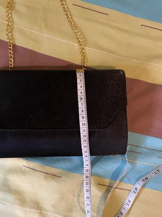 Bolso rígido negro fiesta con cadena