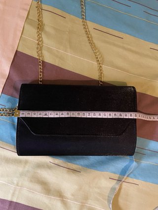 Bolso rígido negro fiesta con cadena