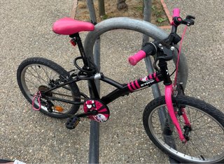 Bicicleta infantil Btwin rosa y negra
