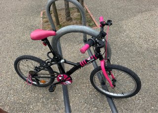 Bicicleta infantil Btwin rosa y negra