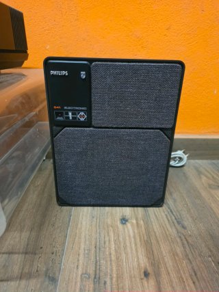 Consola PHILIPS de 1976 con altavoces amplificados