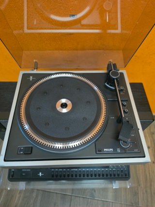 Consola PHILIPS de 1976 con altavoces amplificados