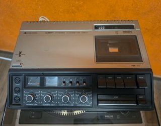 Consola PHILIPS de 1976 con altavoces amplificados