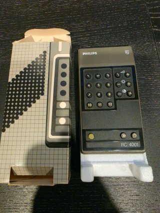 Consola PHILIPS de 1976 con altavoces amplificados