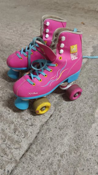Patines de bota de cuatro ruedas para niña.