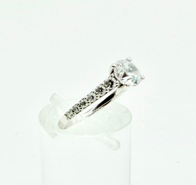 ANILLO PIEDRAS BLANCAS ORO 18K. Peso 2.2.24g