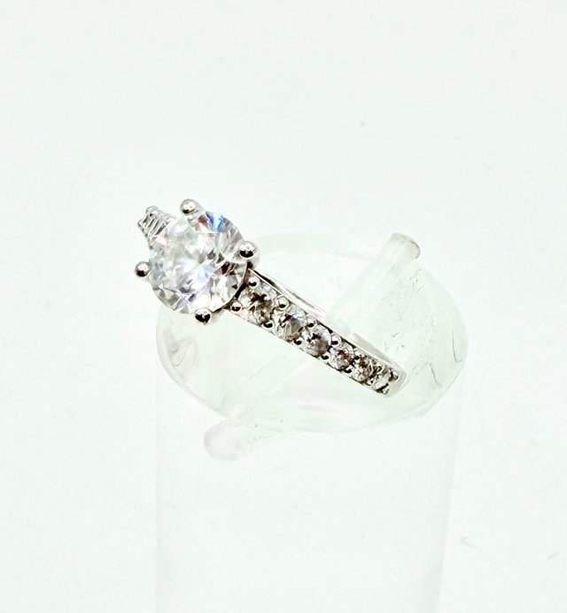 ANILLO PIEDRAS BLANCAS ORO 18K. Peso 2.2.24g