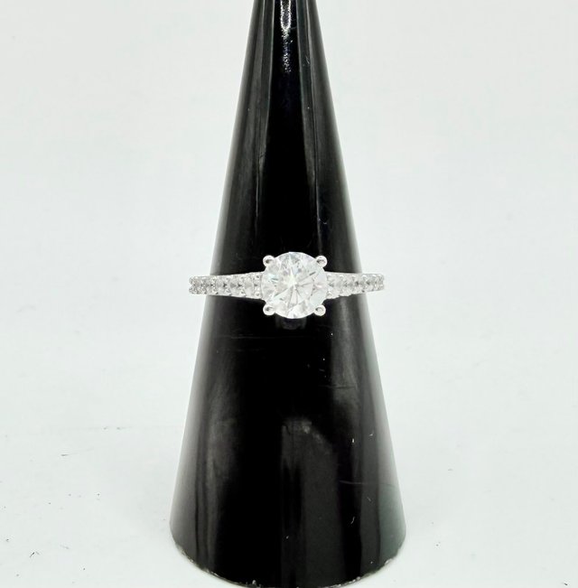 ANILLO PIEDRAS BLANCAS ORO 18K. Peso 2.2.24g