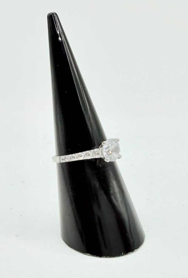 ANILLO PIEDRAS BLANCAS ORO 18K. Peso 2.2.24g
