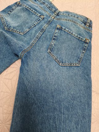 Pantalón vaquero Stradivarius tachuelas talla 34