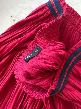 Falda plisada roja