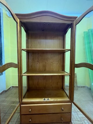 Vitrina de madera de pino con puertas de cristal