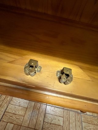 Vitrina de madera de pino con puertas de cristal
