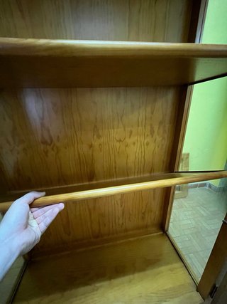 Vitrina de madera de pino con puertas de cristal