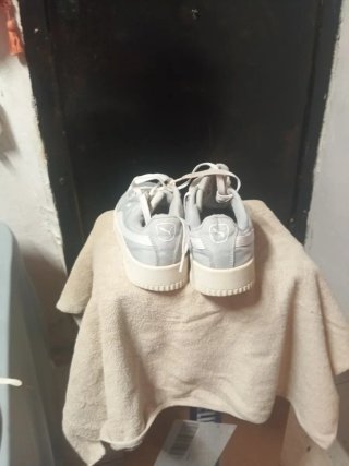 zapatillas de mujer plomos y blancos