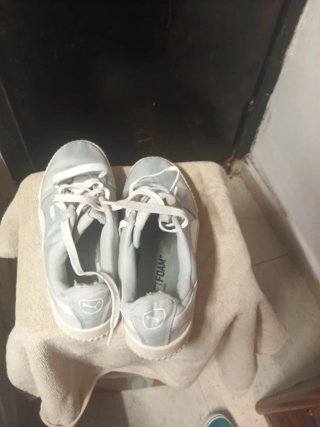 zapatillas de mujer plomos y blancos