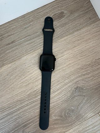Un Apple Watch SE de 40mm color negro con cargador