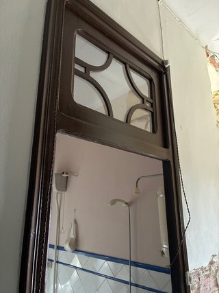 Puerta antigua madera con cristal decorado