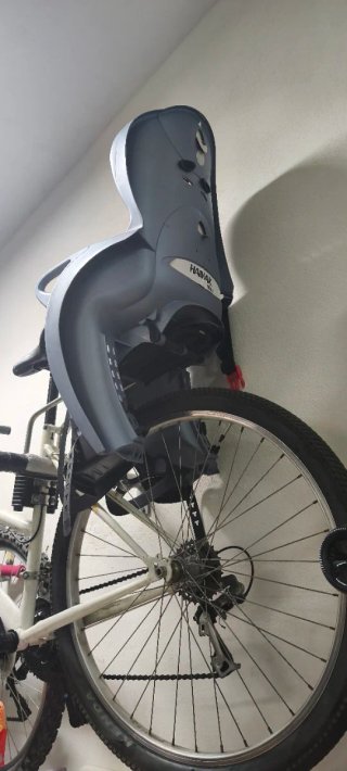 2 sillas bici portabebés con un soporte