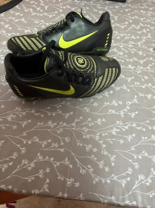zapatillas de fútbol marca Nike original como nuev