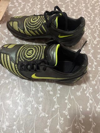 zapatillas de fútbol marca Nike original como nuev