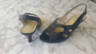 Sandalias negras con tacón de  4 cm.