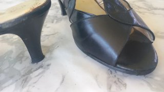 Sandalias negras con tacón de  4 cm.