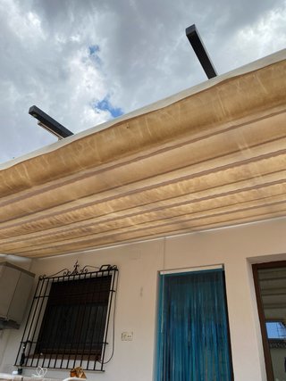 Toldo de lona y estructura de hierro de 6 por 3 m.