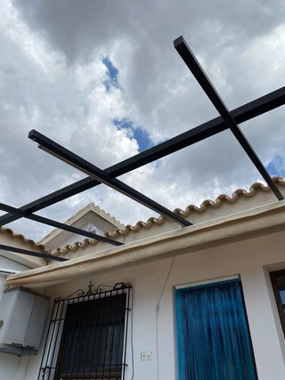 Toldo de lona y estructura de hierro de 6 por 3 m.