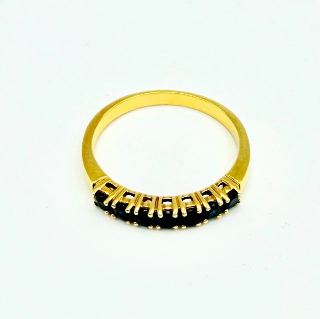 ANILLO CON PIEDRAS AZULES ORO 18K. Peso:3.30g