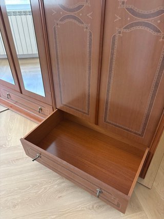 Armario de madera marrón con puertas y espejos