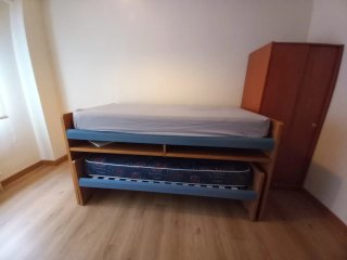 Cama nido con cajones y escritorios salientes.