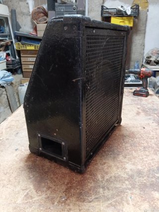 Altavoz/monitor de escenario con Beyma 12AG100.
