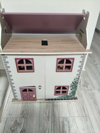 Casita madera Lidl con muñecos