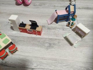 Casita madera Lidl con muñecos
