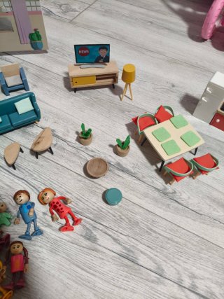 Casita madera Lidl con muñecos