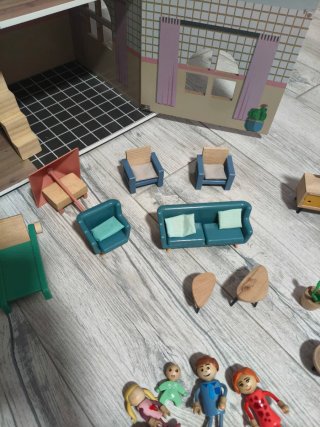 Casita madera Lidl con muñecos